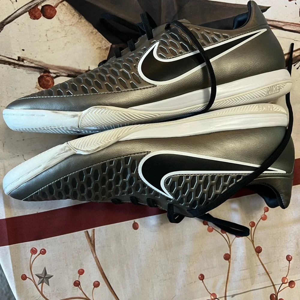 Nike Gray and Black Athletic Shoes with Textured Design - Picture 3 of 8